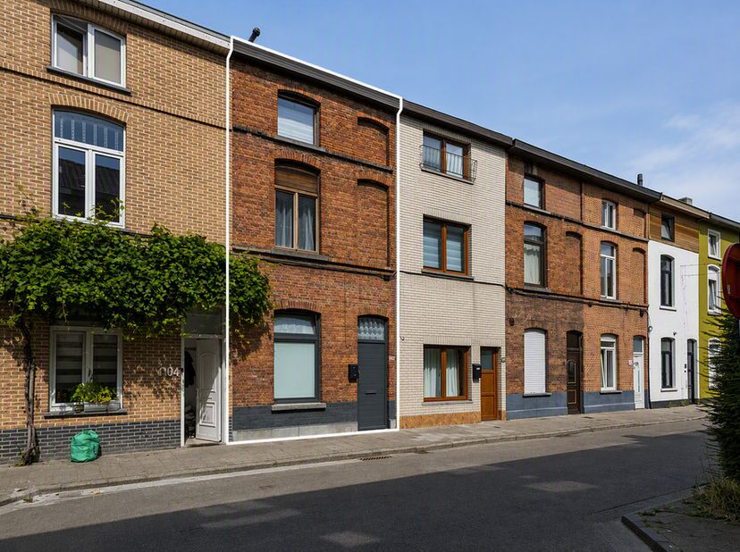 Charmante rijwoning in Gent met 3 slaapkamers en koertje!<br />
Ben je op zoek naar een betaalbare en gezellige woning op een uitstekende locatie in