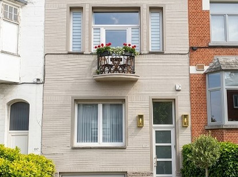 Charmante maison de caractère de 200 m² à rénover répartie sur 4 étages. Elle se compose d'un living de 40 m² et d'une cuisine ouverte dans une lumine