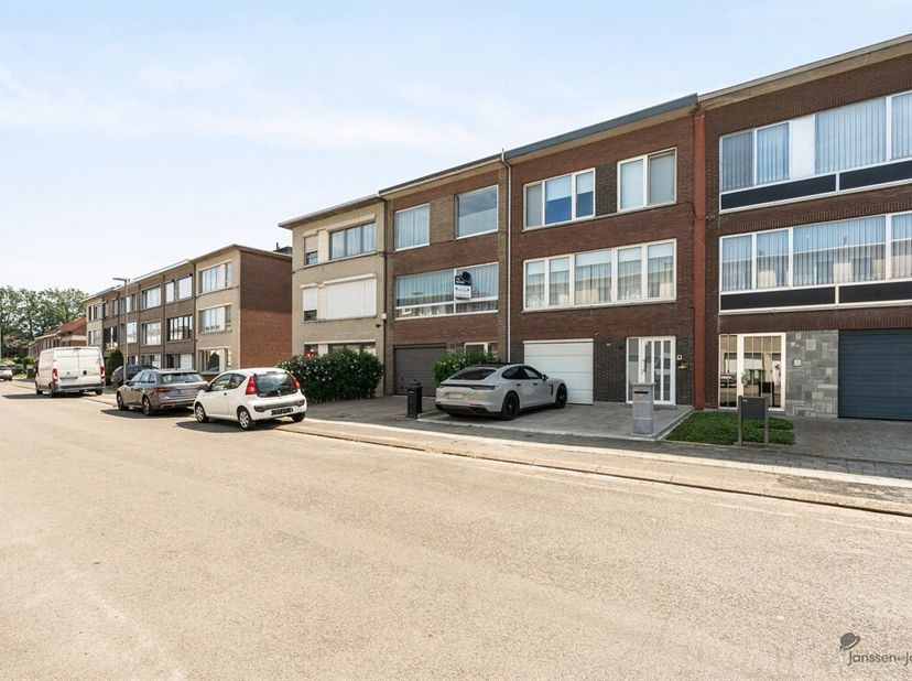 Instapklare bel-etage met 3 tot 5 slaapkamers in een rustige straat te Ekeren<br />
Op zoek naar een ruime, instapklare gezinswoning op een rustige lo
