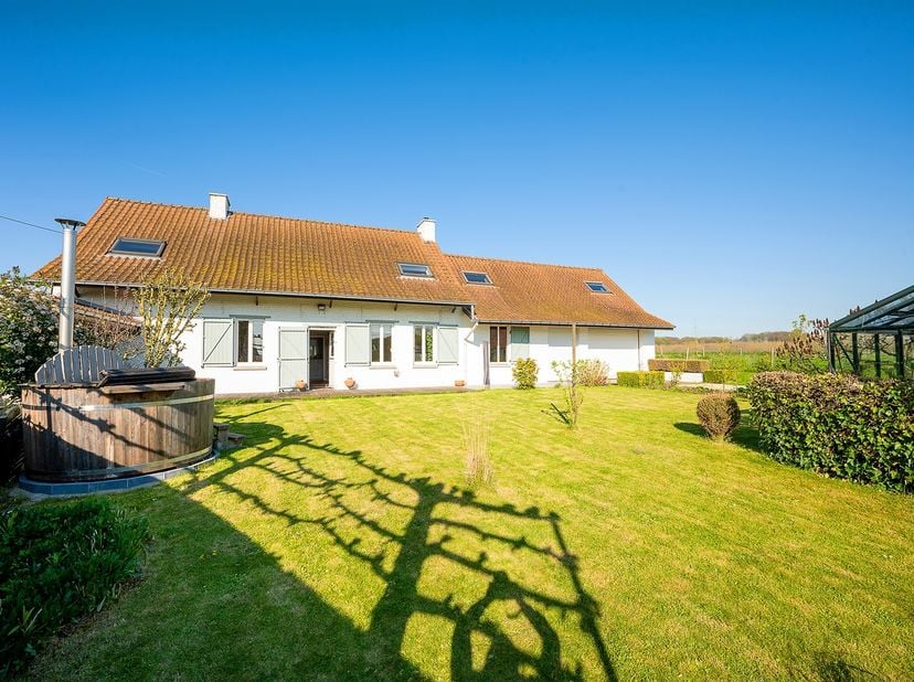 Située au milieu de la campagne frasnoise mais à deux pas des grands axes, cette fermette rénovée avec goût et authenticité vous séduira sans aucun do