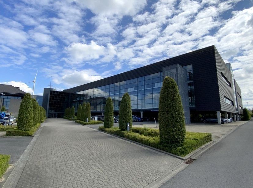 177m² de bureau partiellement aménagé avec salle de réunion séparée au deuxième étage<br />
Emplacement: près du ring R8 et de la sortie Kortrijk-Oost