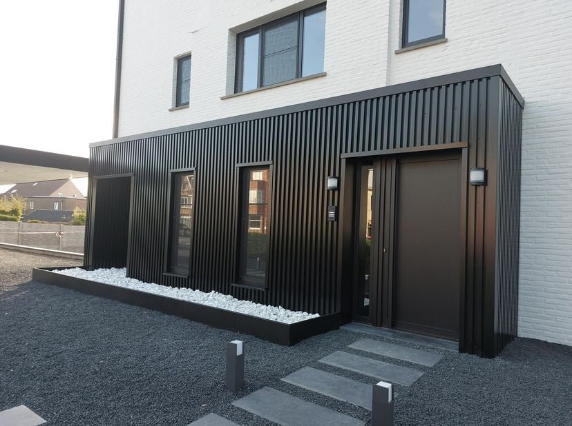 Appartement gelegen KRUISSTEENWEG 110, TONGEREN, GELIJKVOERS, voorzien van lift (richting kelder), terras, tuin, 2 slaapkamers, bad en douche en 2 toi