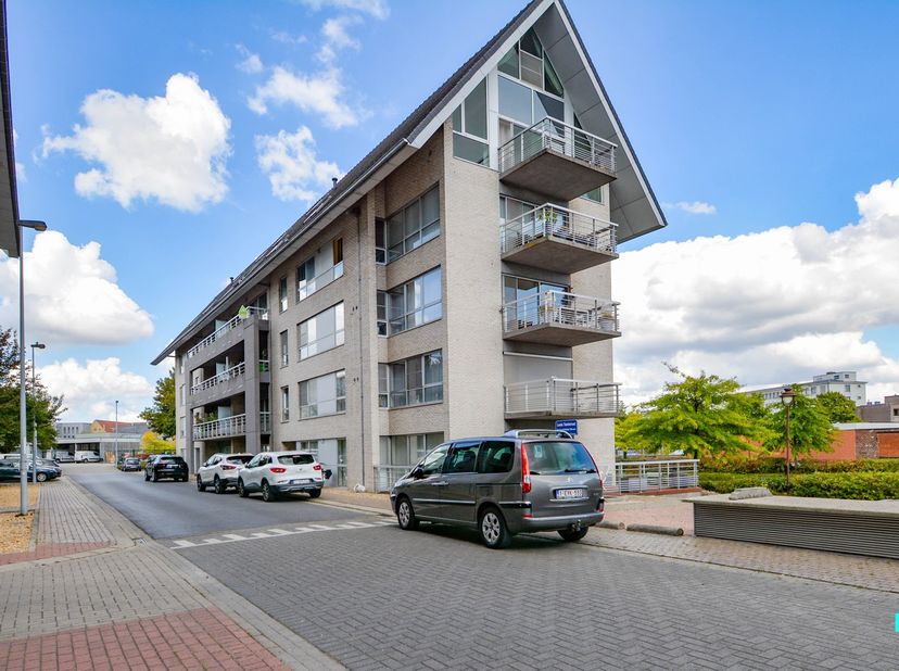 Dit verder op te frissen en&amp;nbsp;uitzonderlijk ruim duplex&amp;nbsp;appartement met drie slaapkamers en drie terrassen beschikt over een bewoonbare opperv