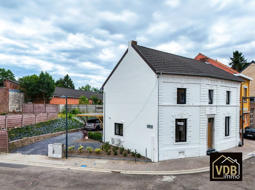 Ruime, volledig gerenoveerde halfopen bebouwing met 3 slaapkamers, carport en aangelegde tuin op toplocatie te Riemst<br />
<br />
Omschrijving:<br