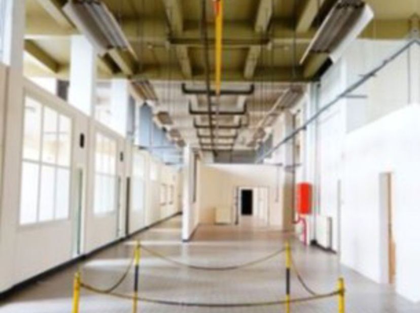 unieke kantoorruimte op 1e verdieping met<br />
zijdelings Scheldezicht CASCO<br />
• hoogte 5,8 m<br />
• 2 traphallen<br />
• sanitaire ruimte<br />