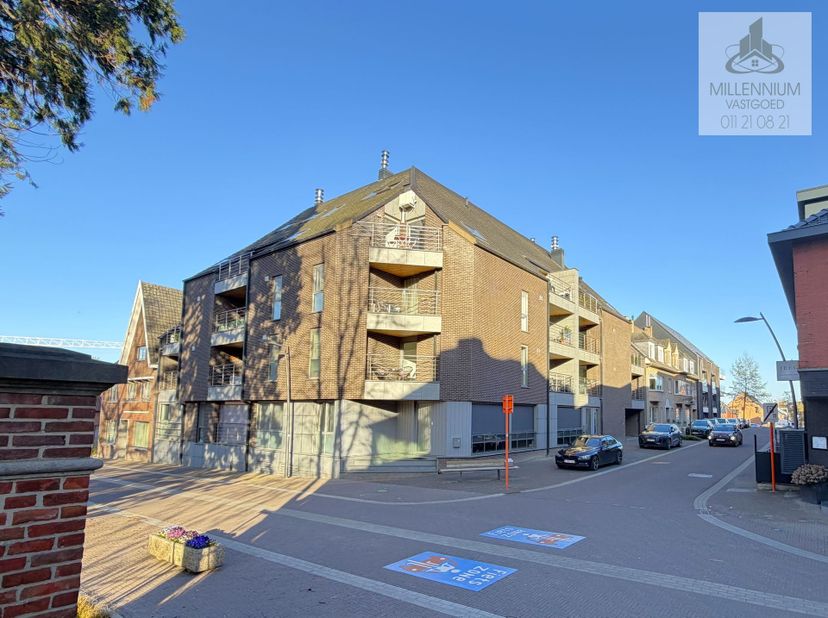 Dit prachtig afgewerkte duplex/penthouse, volledig gerenoveerd in 2018, is een absolute parel in het hart van Diepenbeek.<br />
<br />
Met een bewoo