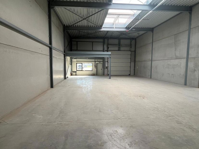 Magazijn van 230m² met ingebouwde mezzanine van 30m²<br />
Met 3 parkeerplaatsen<br />
Voorzien van 1 sectionaal poort.<br />
Nieuw KMO-park.<br />
ve