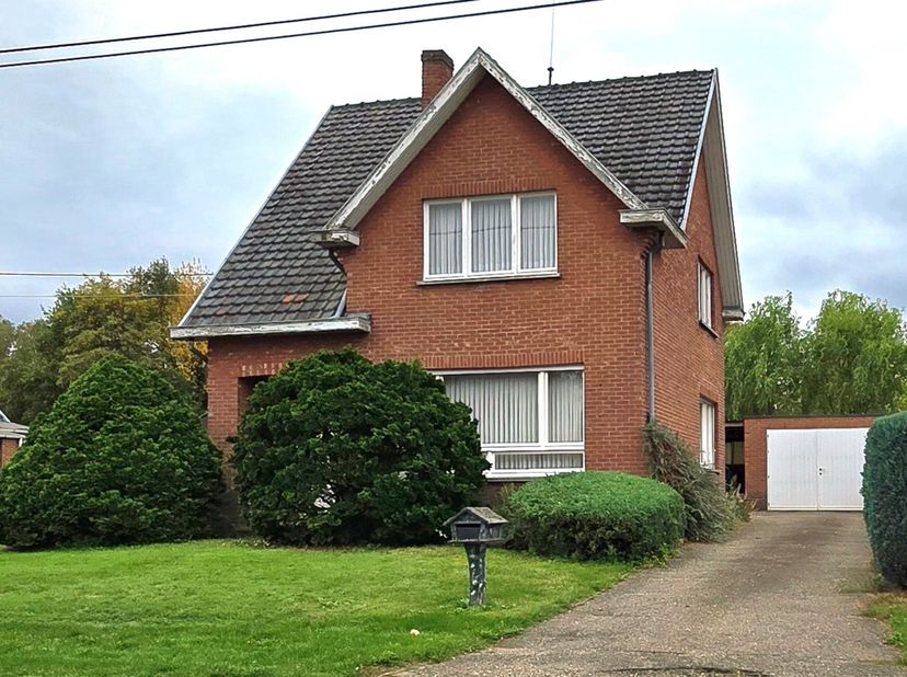 Voor een afspraak bel Kim 0473 72 33 62&amp;nbsp;<br />
<br />
Te renoveren woning OB met 3 slaapkamers op 771ca. in het gezellige gehucht Laren in Lummen