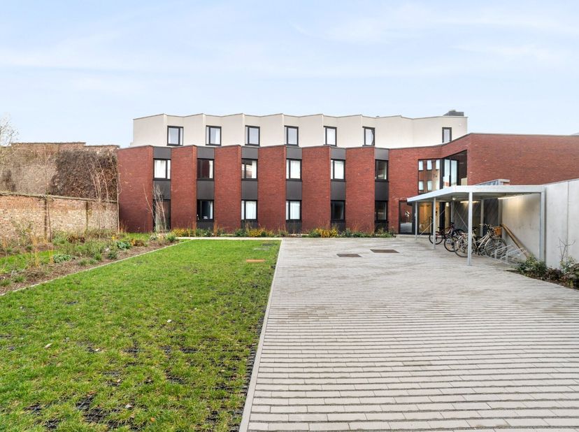 - Emplacement central à Courtrai : Place Saint-Amand 3/4<br />
- Chambre d'étudiant au rez-de-chaussée dans un complexe neuf<br />
- Salle de bain pri