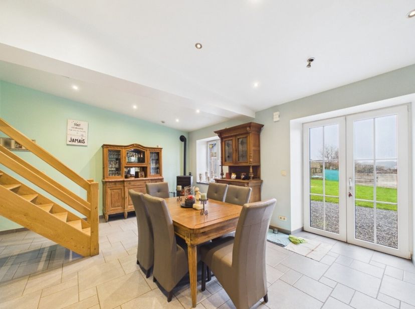 ERA B-LUX presenteert deze charmante halfopen bebouwing met tuin, ideaal gelegen in het hart van het dorp Corbion.Deze woning werd recent gerenoveerd