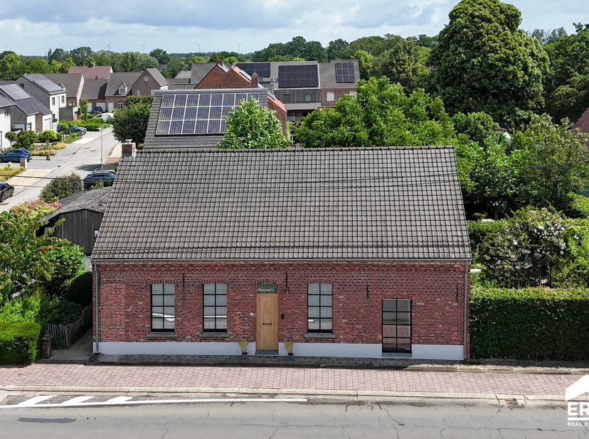 Kwaliteitsvol gerenoveerde woning met 2 à 3 slaapkamers, centraal gelegen in Westerlo.Deze karaktervolle woning, gebouwd tussen 1900 en 1918, werd doo
