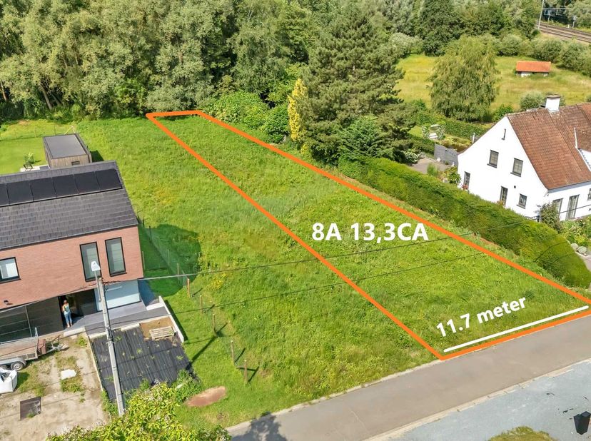 In de Hopstraat bevindt zich deze gunstig gelegen bouwgrond voor een halfopen bebouwing, bestaande uit lot 1A (572,34 m²) en de achterliggende tuinzon