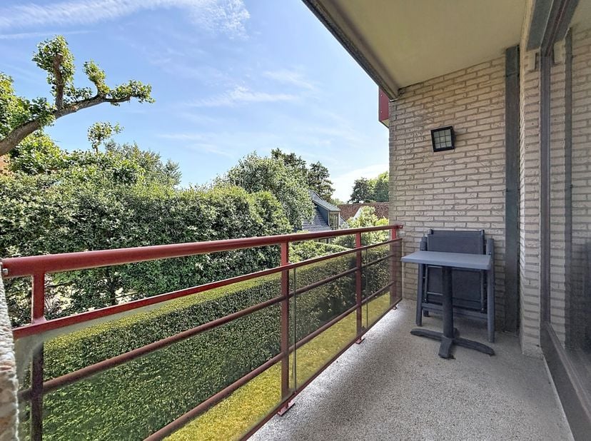 Op een rustige ligging in een kleinschalige residentie bevindt zich dit instapklare appartement, op korte wandelafstand van het strand, de winkels en