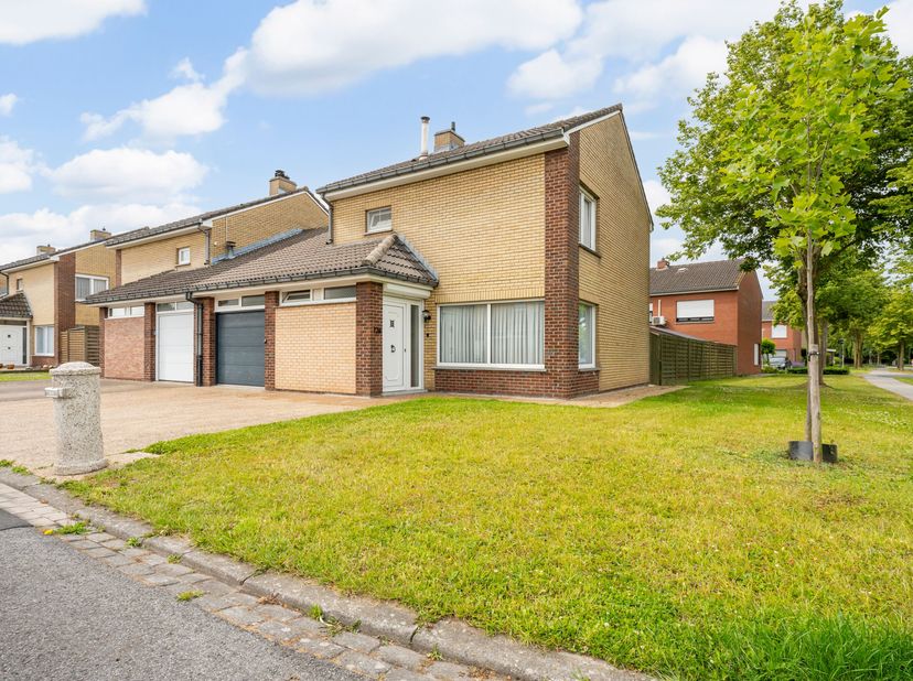Instapklare woning zoekt nieuwe eigenaars in Gullegem!!<br />
Je betreedt de woning via de inkomhal met gastentoilet en komt vervolgens in de gezellig