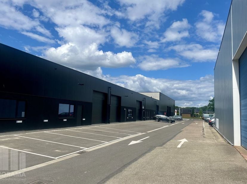 Nouvelle unité PME de 225 m² avec 3 emplacements de parking privatifs à louer, idéalement située au Genkersteenweg 311, 3500 Hasselt. Cette unité mode