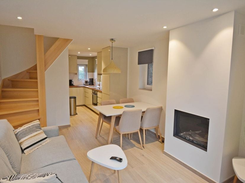 Zeer charmante woning te huur in het hartje van 't Zoute. De woning heeft 2 slaapkamers en een leuke tuin en terras om volop te genieten. De gashaard