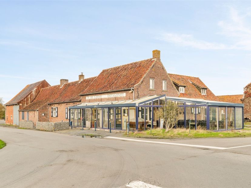 Aan de rand van Poperinge, mag ik u deze goed draaiende handelszaak met woonst voorstellen. Deze rendabele horeca- en toerisme-onderneming  heeft boor