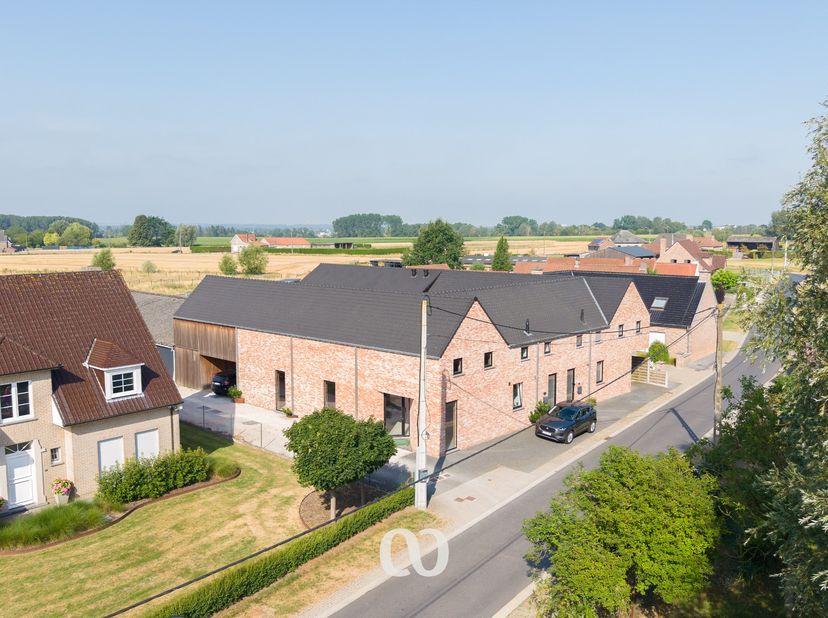 Unieke casco woonbeleving met eindeloze mogelijkheden<br />
<br />
Deze voormalige vierkantshoeve biedt met maar liefst ca. 210 m² bewoonbare oppervla