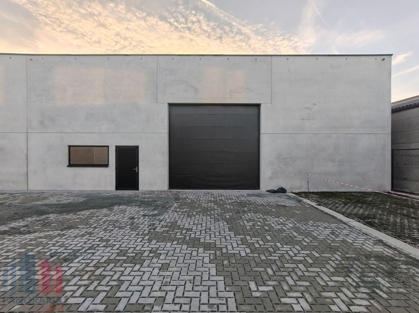 Nieuwbouw KMO-unit met een oppervlakte van 487 m² te koop langs de Hoogledestraat te Kortemark.<br />
<br />
De casco opslagruimte opgebouwd uit een s