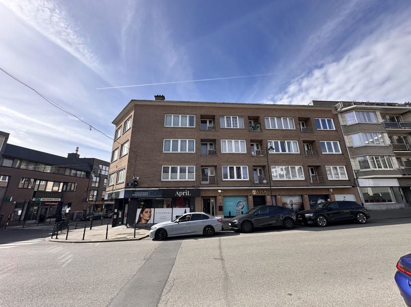 Idéalement situé à proximité immédiate du quartier commerçant De Wand à Laeken, appartement de 64m² (selon PEB) situé au 2ème étage d'une petite copro
