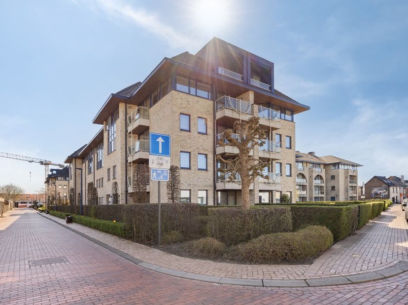 Dit ruime (136m² BVO) appartement, gelegen op de derde en vierde verdieping van residentie Riethof, biedt een unieke combinatie van ruimte en licht. O