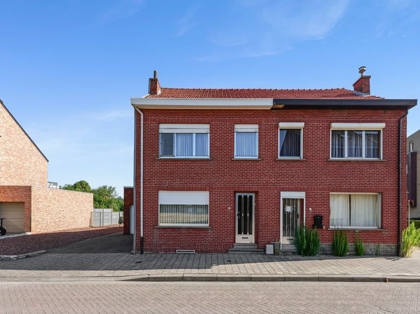Bent u op zoek naar een woning met karakter en tal van mogelijkheden om uw eigen woonverhaal te schrijven? Dan is deze halfopen bebouwing aan de OLV t