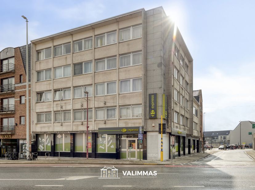 VALIMMAS verkoopt in het centrum van Asse dit verzorgde en direct instapklare hoekappartement op de derde verdieping (met lift).    <br />
<br />
Het