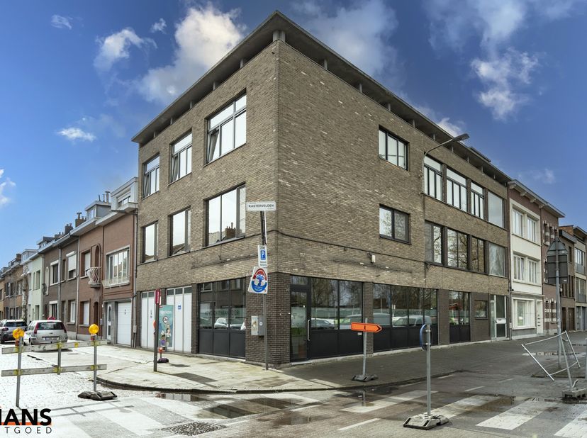Deze veelzijdige kantoorruimte biedt een functionele indeling en is ideaal voor zelfstandigen, vrije beroepen of kleine teams.<br />
Bij het binnenkom