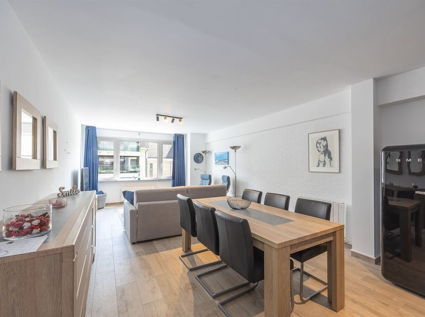 Ontdek dit ruime en volledig gerenoveerde 1-slaapkamerappartement, uitstekend gelegen in het centrum van Middelkerke. Op wandelafstand van zee, strand