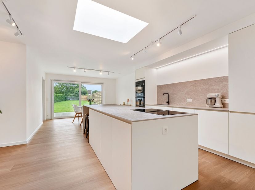 Volledig gerenoveerde woning te koop in Gullegem<br />
Binnenkomen doe je via de ruime inkomhal.<br />
Vooraan bevindt er zich een polyvalente ruimte