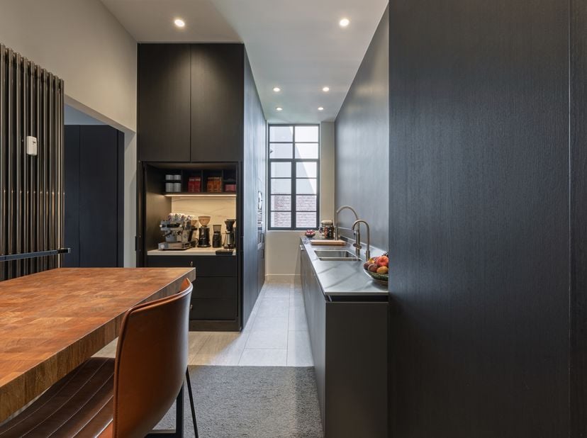 Situé dans un quartier très central d'Anvers, cet appartement spacieux et entièrement rénové offre une combinaison rare d'architecture classique et de
