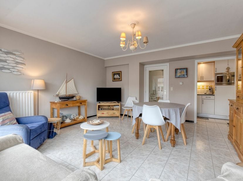 Dit gezellige appartement beschikt over 2 slaapkamers, een badkamer met bad en toilet en een zongerichte woonkamer met een praktische keuken. het bevi