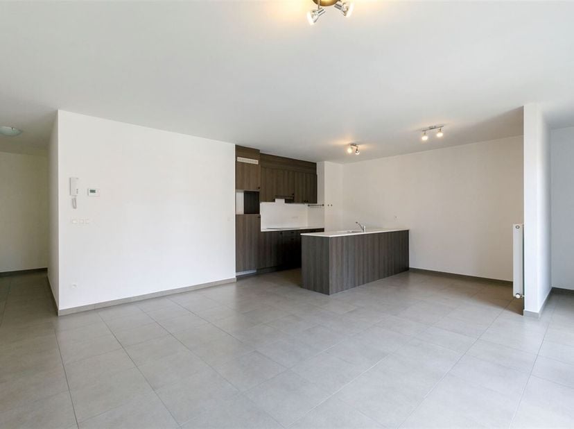 Ruim en instapklaar appartement met 2 slaapkamers en terras.<br />
Ligging: Het appartement bevindt zich vlakbij het station van Herentals. Winkels, o