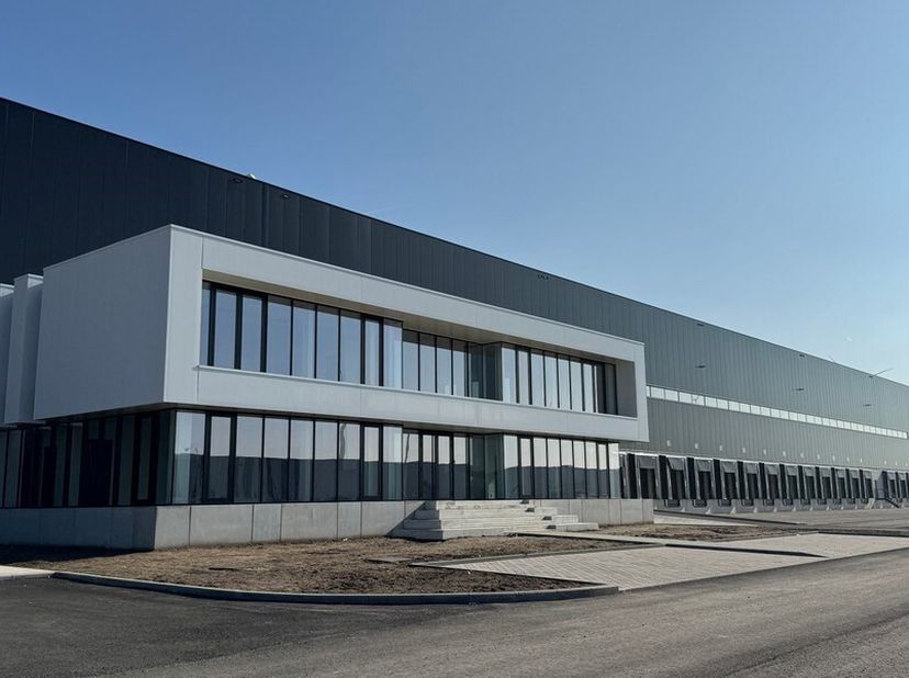 17.417m² magazijn met 1556m² mezzanine en 289m² kantoorruimte<br />
Ligging: in haven van Gent (North Sea Port) met vlotte ontsluiting naar E17/E34/E4