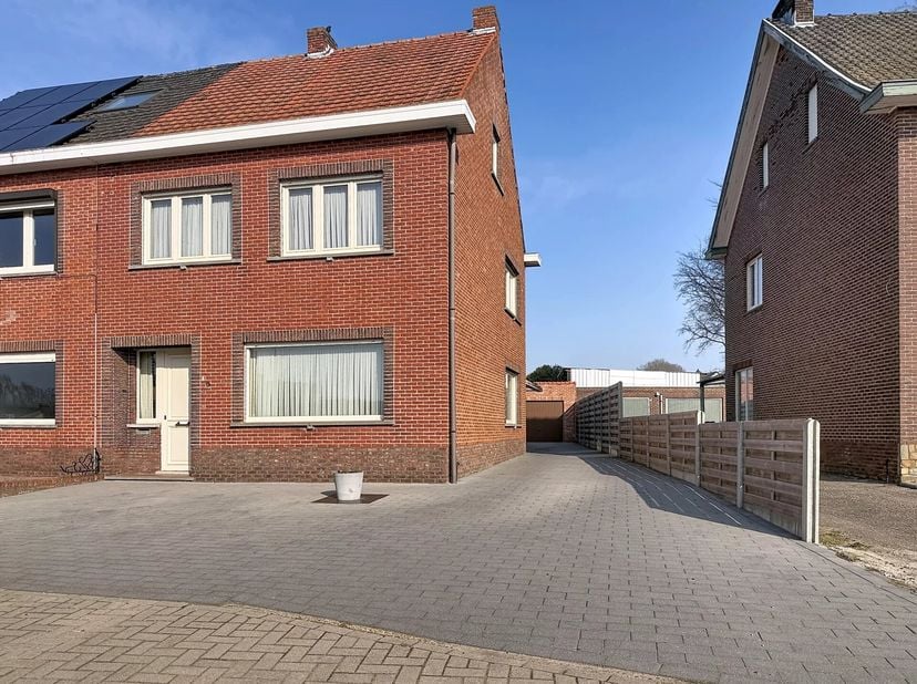 In een rustige omgeving in Mol bevindt zich deze halfopen bebouwing op een perceel van ongeveer 8 are. De woning werd doorheen de jaren deels gerenove