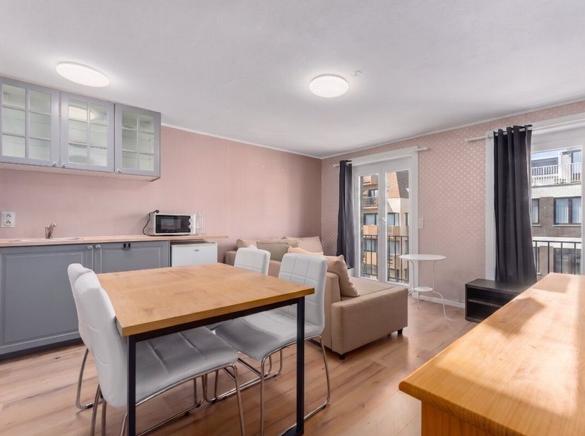 Te koop: 1-slaapkamerappartement in Middelkerke, centraal gelegen nabij winkels, openbaar vervoer en de Zeedijk. Dit appartement op de Koninginnelaan