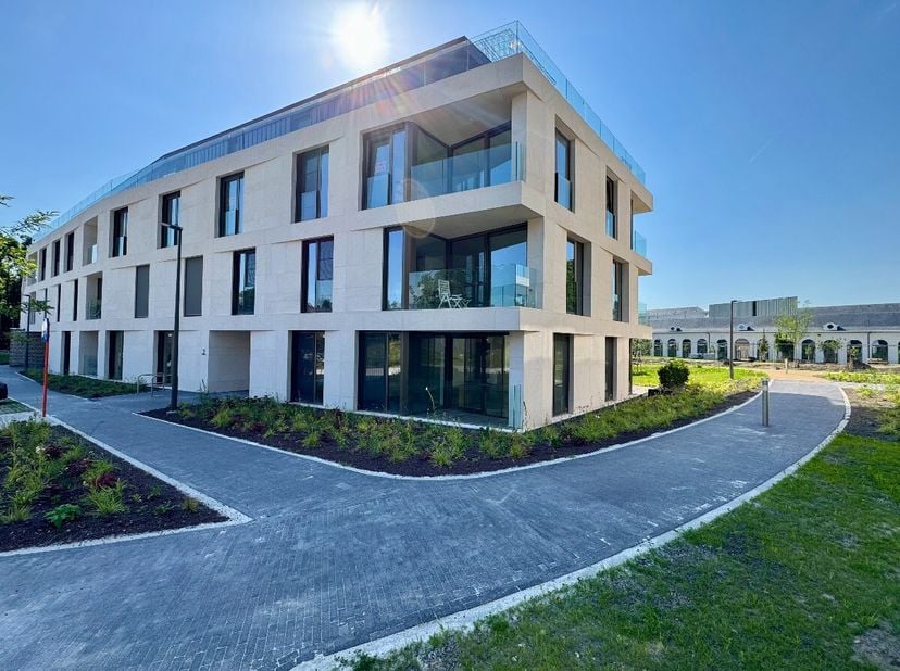 Te huur: Nieuwbouwappartement met terras en uniek vijverzicht in PanquinOntdek dit stijlvolle éénslaapkamerappartement op de eerste verdieping van res