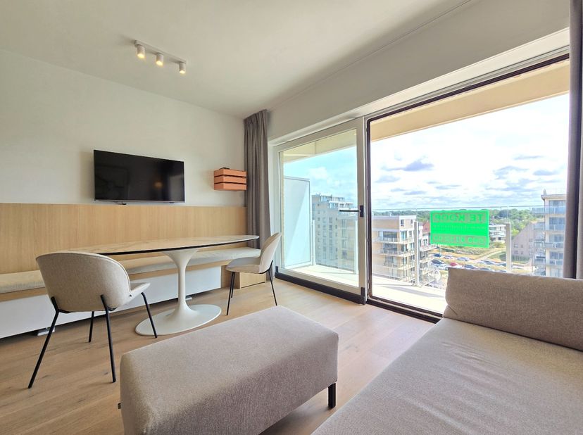 Prachtig gerenoveerde studio op de 6de verdieping van de Residentie WESTLAND te De Panne. U geniet een ligging in eerste lijn vlak aan het strand en d