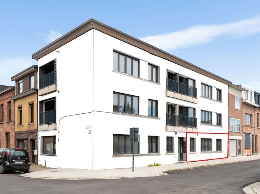 Gerenoveerd appartement (63m²) voorzien van twee slaapkamers op toplocatie te Edegem!<br />
<br />
Indeling: Berging, leefruimte, open keuken, maste