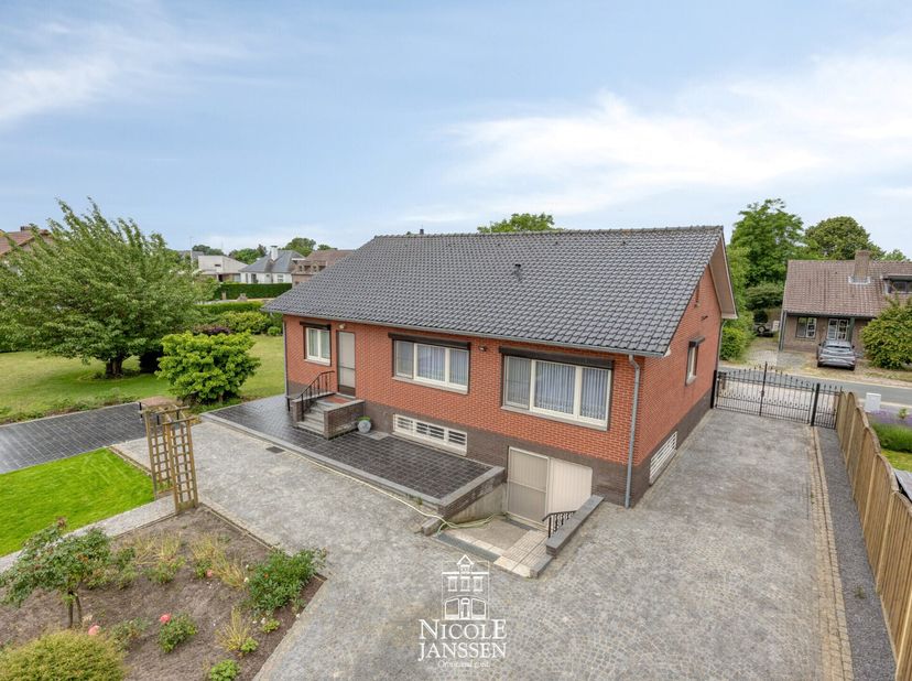 Deze gelijkvloerse gezinswoning is verrassend ruim en praktisch ingedeeld. De woning beschikt over drie slaapkamers, een gezellige tuin en vrijstaande