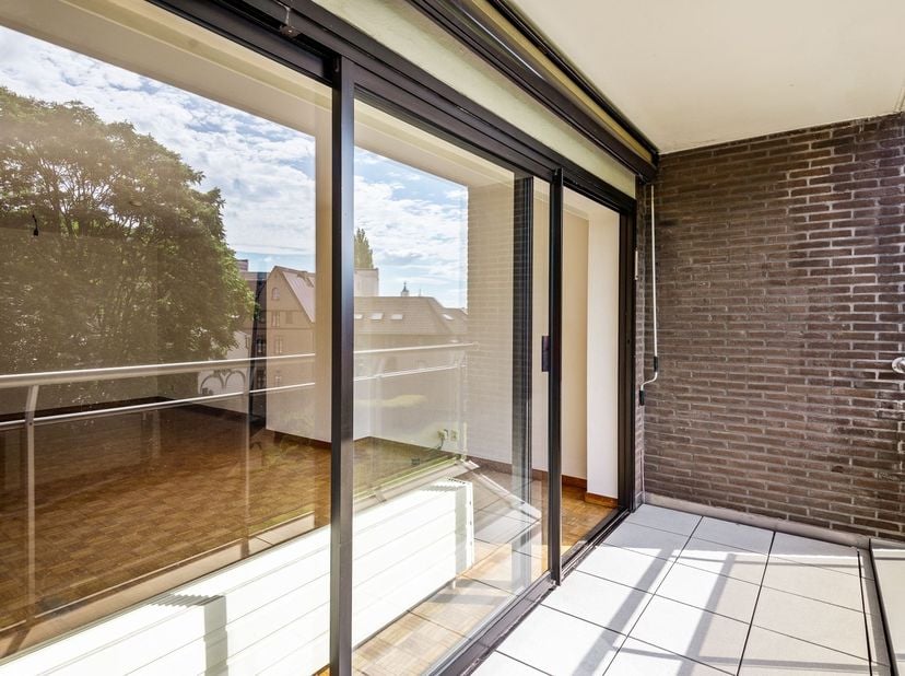 Ruim appartement met terras, dubbele staanplaats en kelderberging in het centrum van Mechelen <br />
<br />
Op een toplocatie in de Bleekstraat, mid