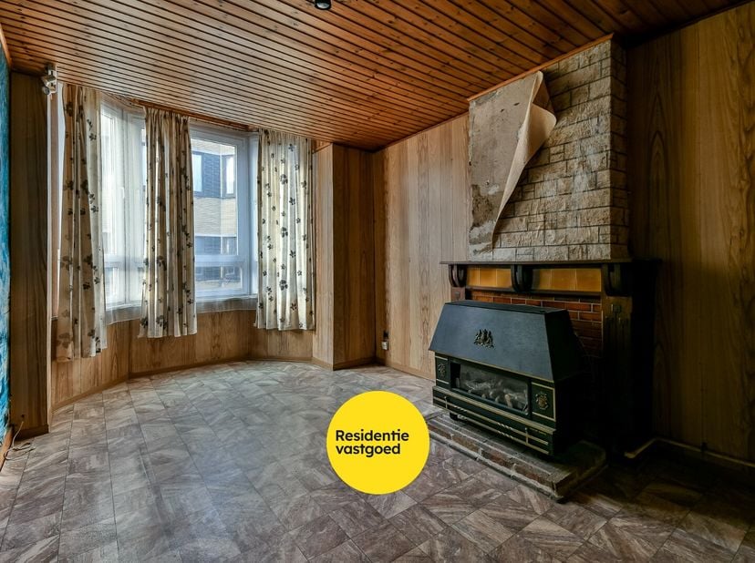 Dit appartement in Oostende op de eerste verdieping heeft één slaapkamer, ruime living opgedeeld in twee ruimtes, keuken en badkamer. Elke ruimte is v