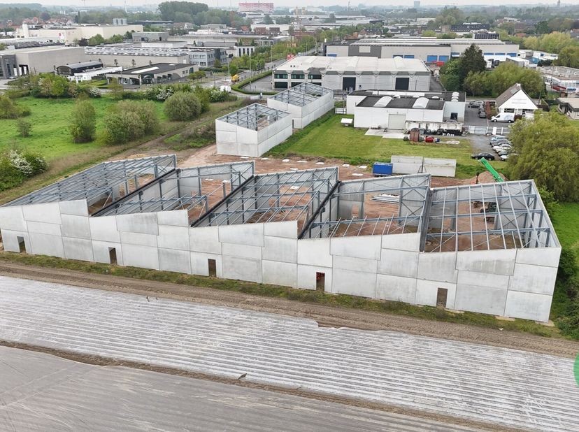 Nieuwe KMO-units te Roeselare, een modern en duurzaam bedrijventerrein bestaande uit 10 loodsen.<br />
In dit nieuwe KMO-park, *ARDOPOORT*, bieden wij