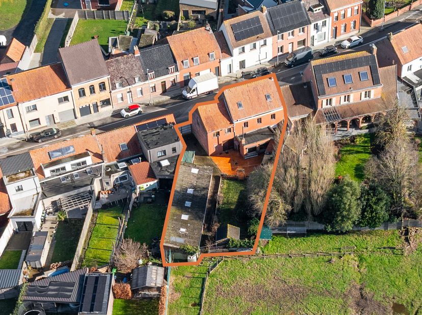 Deze te renoveren woonst is gelegen op fietsafstand van het centrum Ieper en biedt tal van mogelijkheden.<br />
Het gelijkvloerse bestaat uit een hal