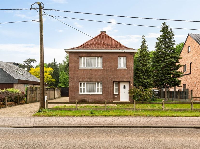Vrijstaande woning met potentieel op ruim perceel van ca. 14 are in Olmen<br />
Op zoek naar een woning die je volledig naar eigen smaak kan renoveren
