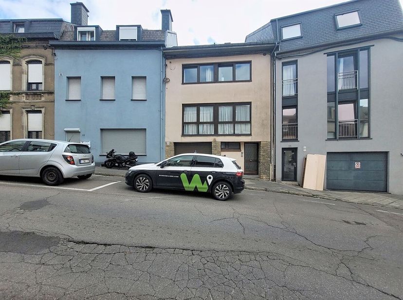 W Immobilière vous propose à la location, en plein centre d'Arlon, cette agréable maison unifamiliale idéalement située à proximité immédiate des comm