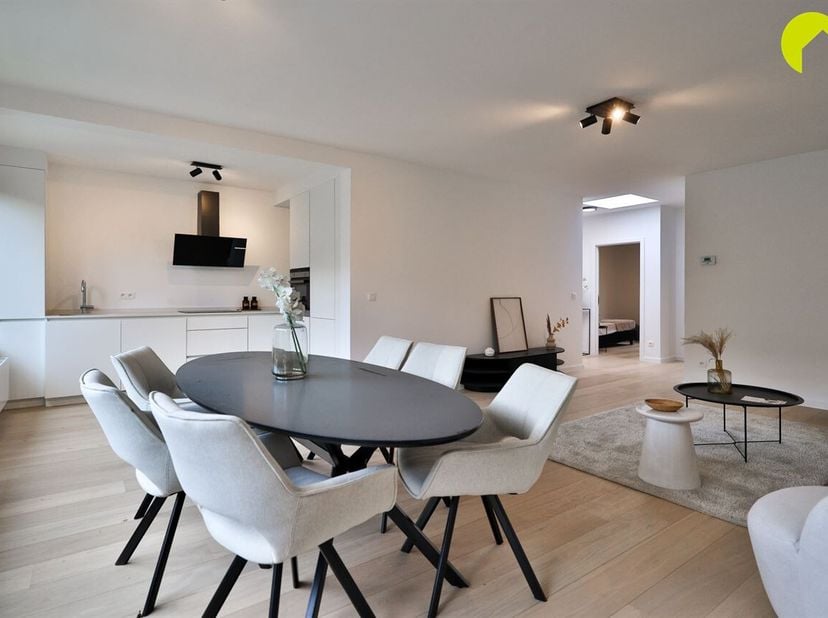 Bent u op zoek naar een volledig gerenoveerd appartement met twee volwaardige slaapkamers? Dan is dit appartement misschien wel precies wat u zoekt!<b