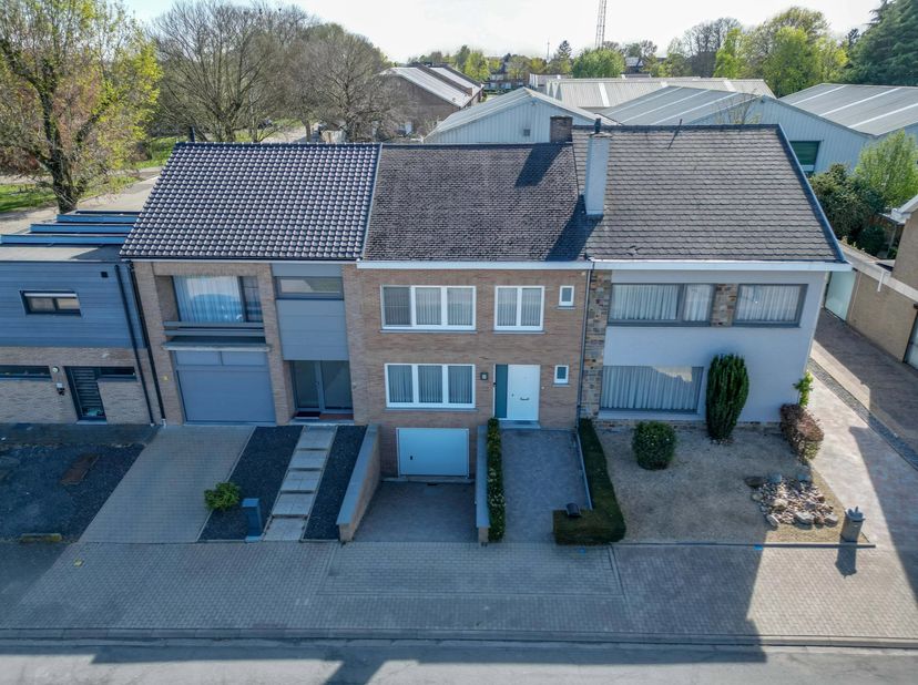 Deze charmante woning in Landen biedt dankzij haar vier slaapkamers volop ruimte voor een groter gezin of voor mensen die van thuis uit werken. De won