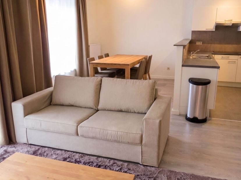 Description: Situé à proximité de l'avenue de la Couronne , dans un immeuble récent tout confort.  Appartement de style moderne sis au deuxième étage.
