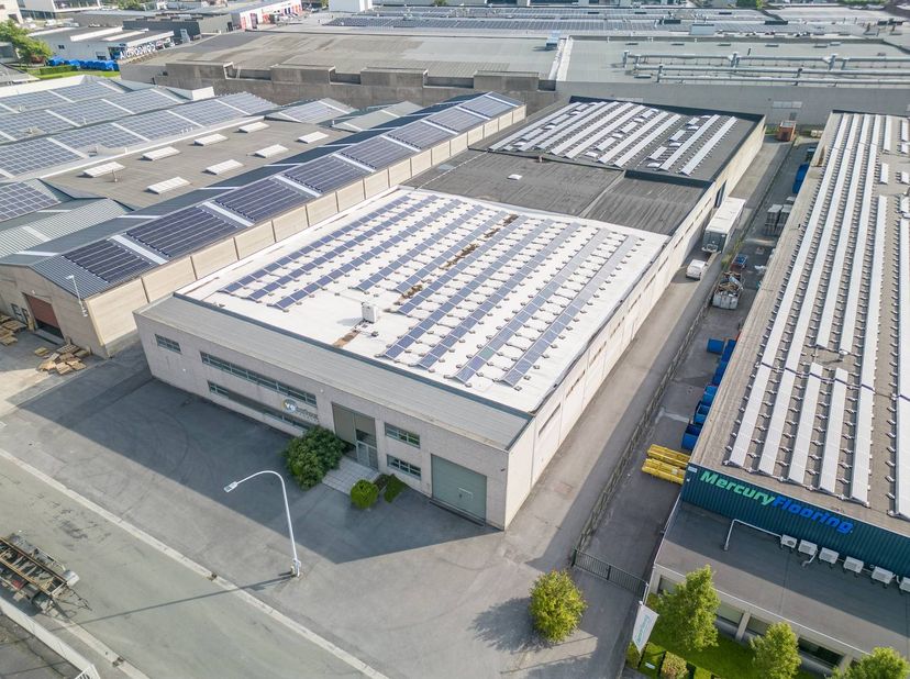 Immeuble commercial à louer près de l'E17 à Waregem. Le bâtiment dispose d'un entrepôt d'environ 3 870 m² et d'un bureau d'environ 260 m².<br />
Le bâ